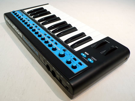 シンセサイザー　novation BASSSTATION